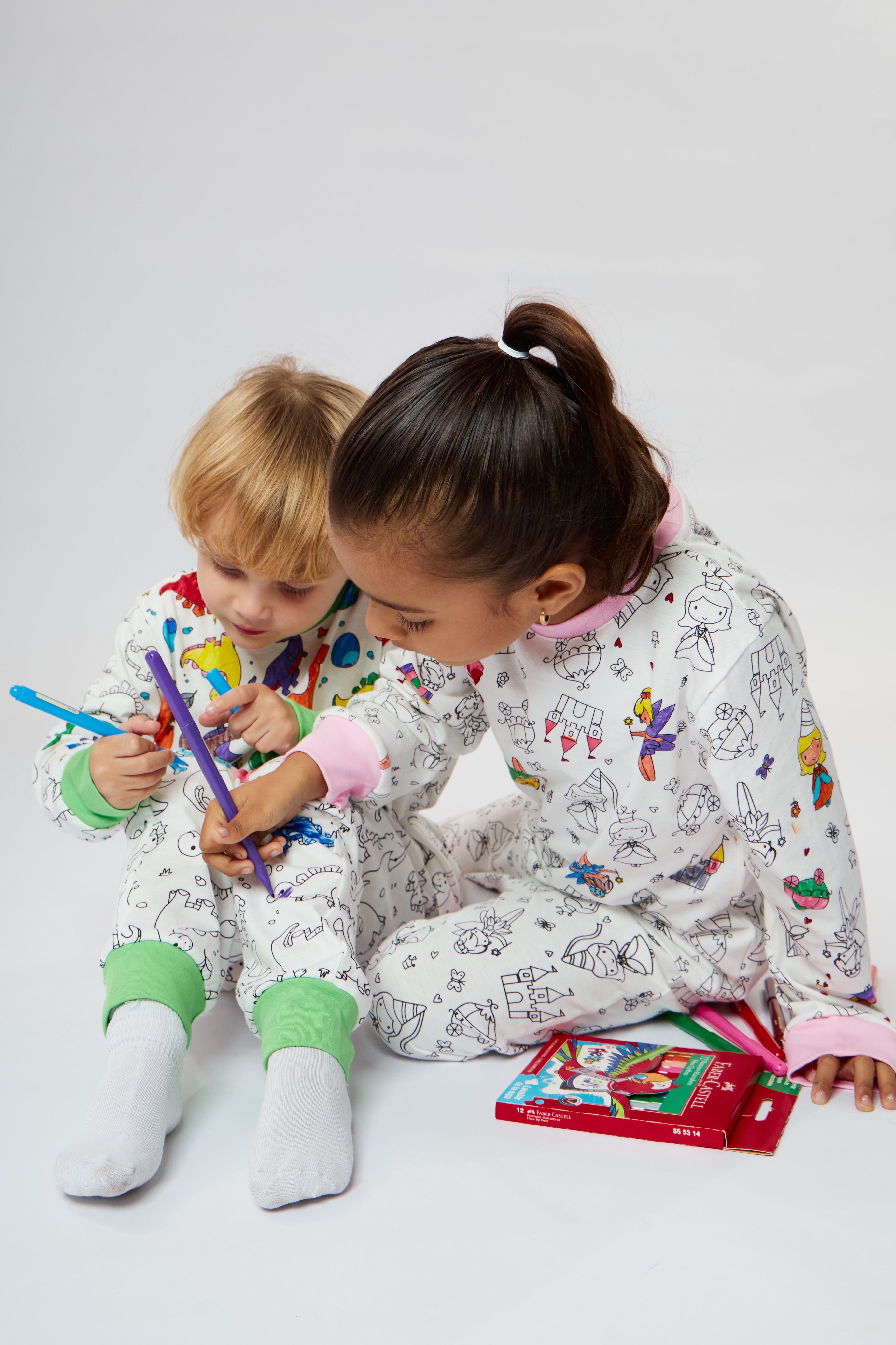 Pijama coloreable - Dinosaurios y Princesas + GRATIS estuche de plumones