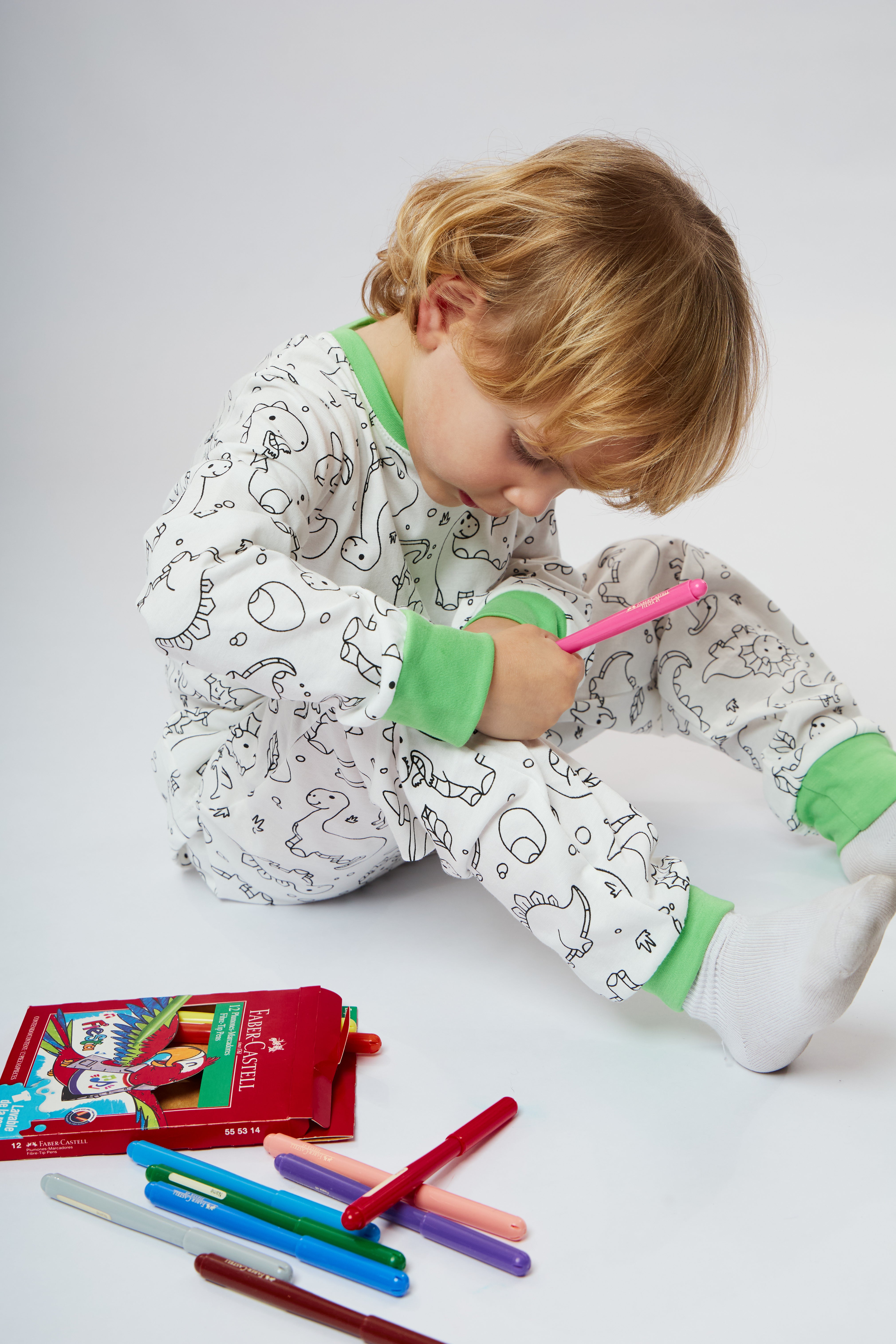 Pijama coloreable - Dinosaurios y Princesas + GRATIS estuche de plumones
