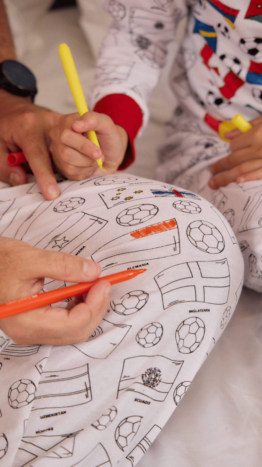 Pijama coloreable - Mundial + GRATIS estuche de plumones