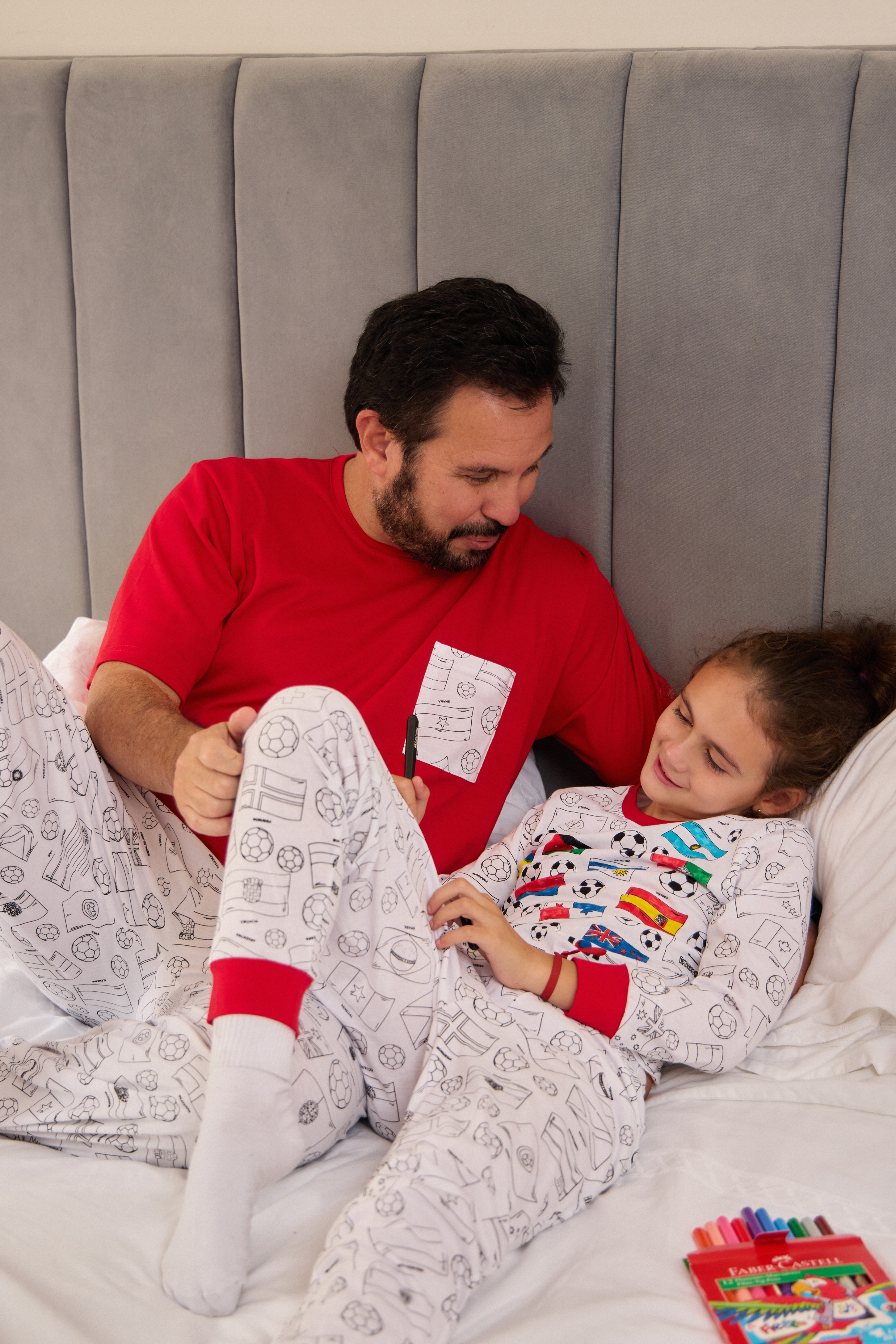 Pijama coloreable - Mundial + GRATIS estuche de plumones